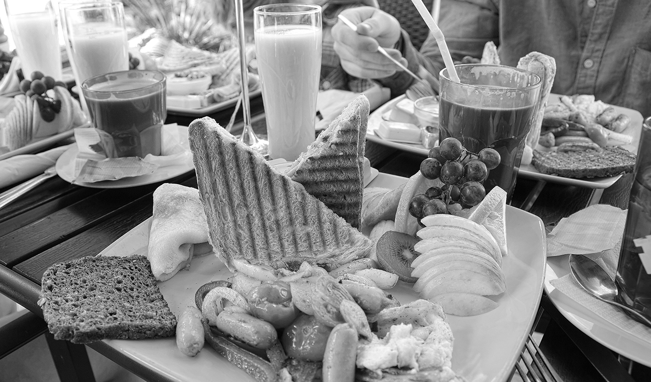 Picture of restaurant food on table with drinks and fruit