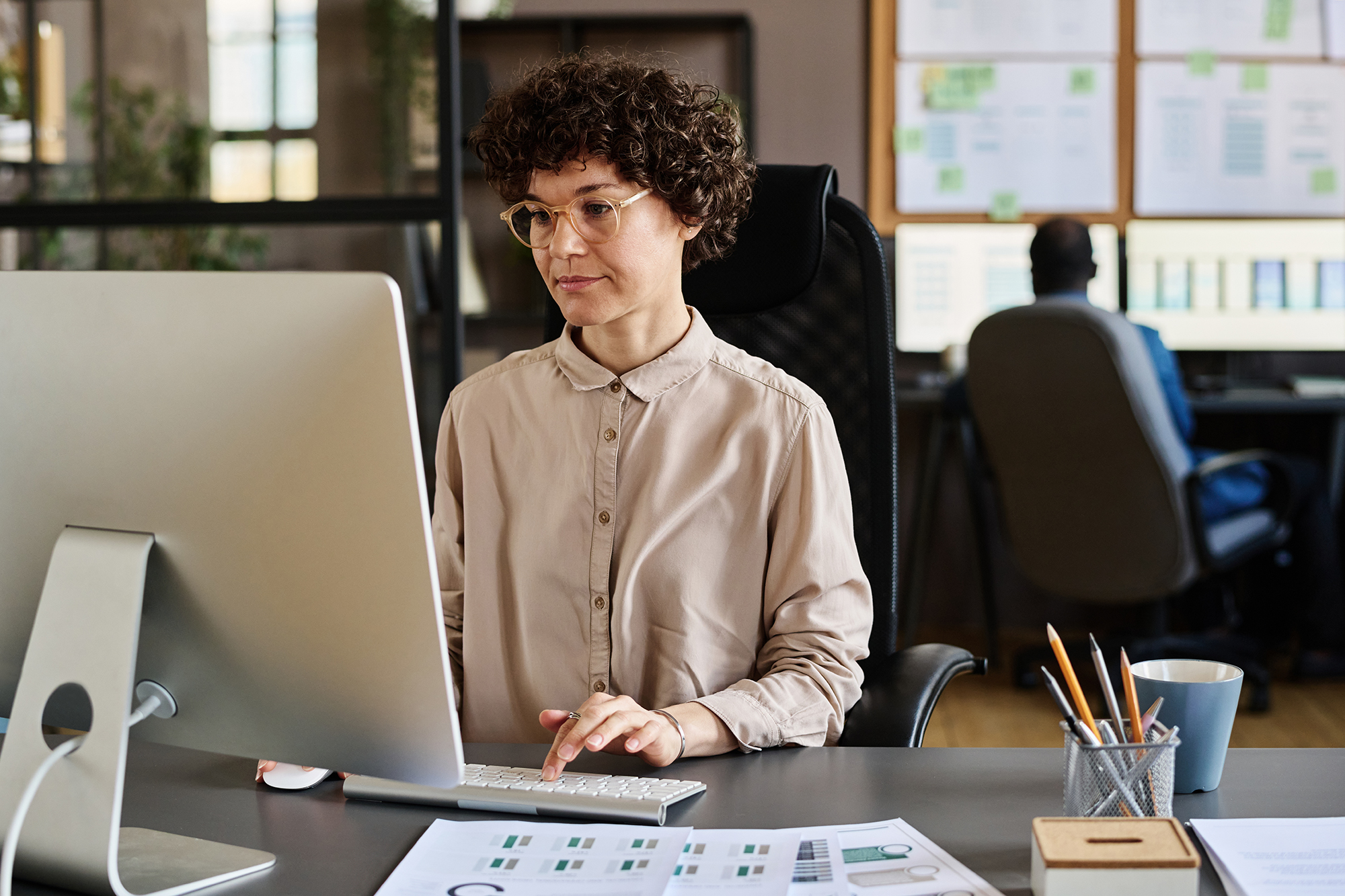 Finance professional using AI-powered financial analytics and reporting software to streamline close tasks