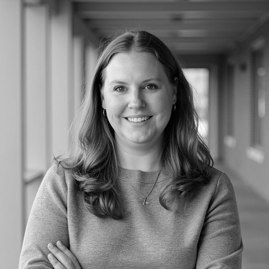 Elizabeth Connors black_and_white_headshot